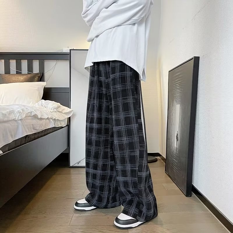 American high-street trousers for men with a drapey feel and a high-end sense of streetwear for men. Autumn thin, fashionable and handsome plaid wide-leg trousers.
